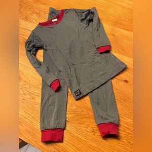 Wee woollies pajamas, size 5